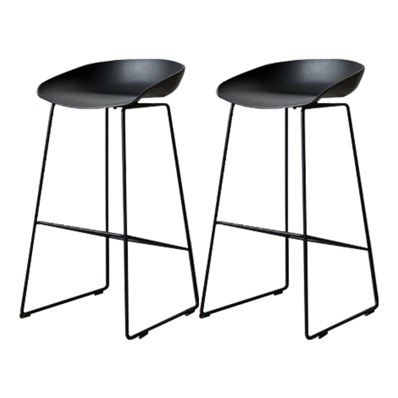 Tabouret de bar en plastique de style Glam avec pieds en métal