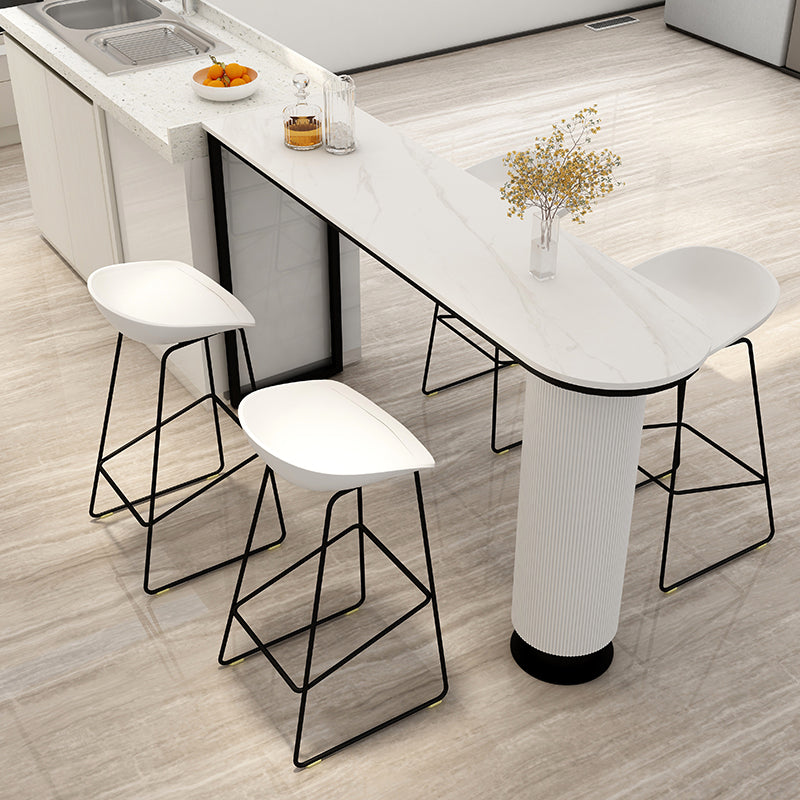 Tabouret de bar en plastique de style Glam avec pieds en métal