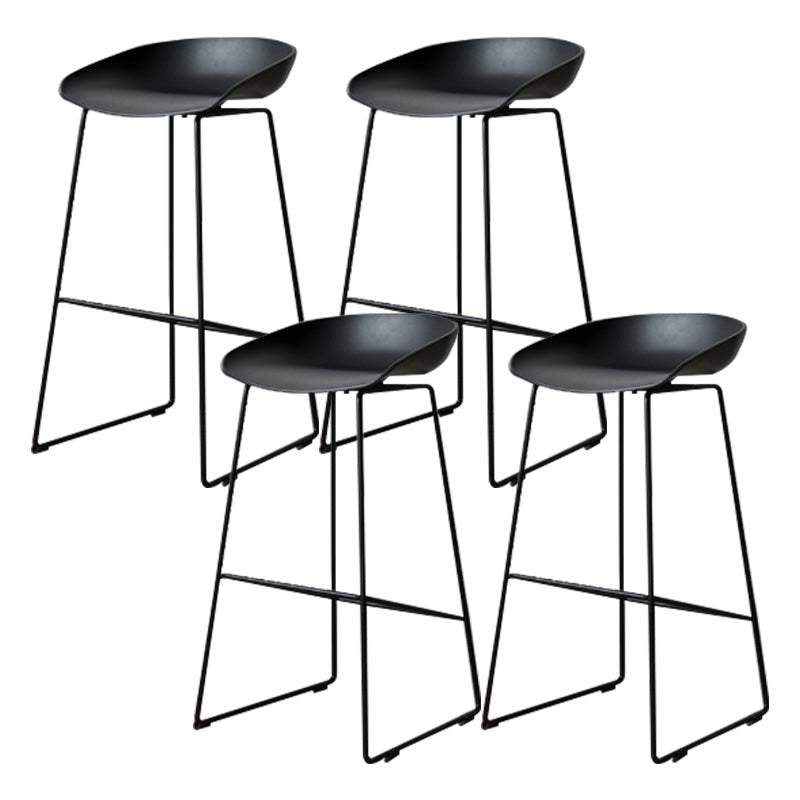Tabouret de bar en plastique de style Glam avec pieds en métal