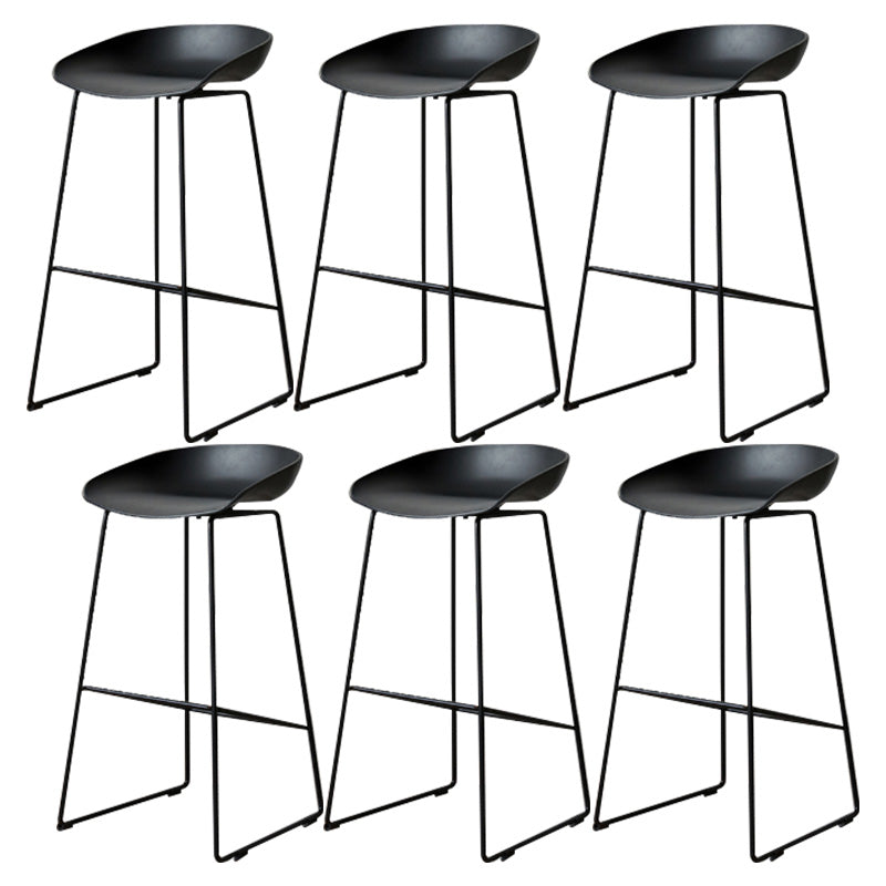 Tabouret de bar en plastique de style Glam avec pieds en métal