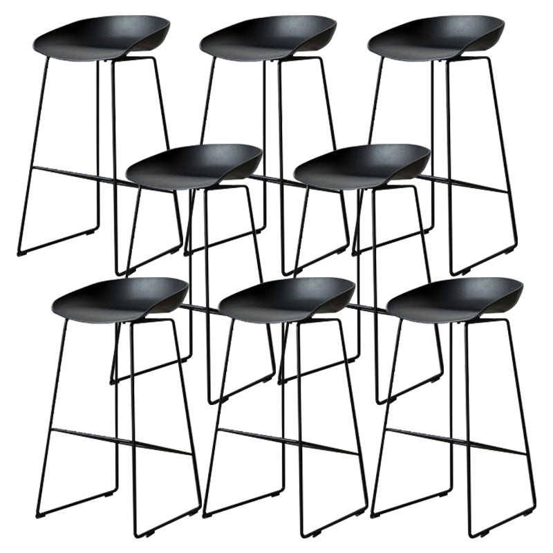 Tabouret de bar en plastique de style Glam avec pieds en métal