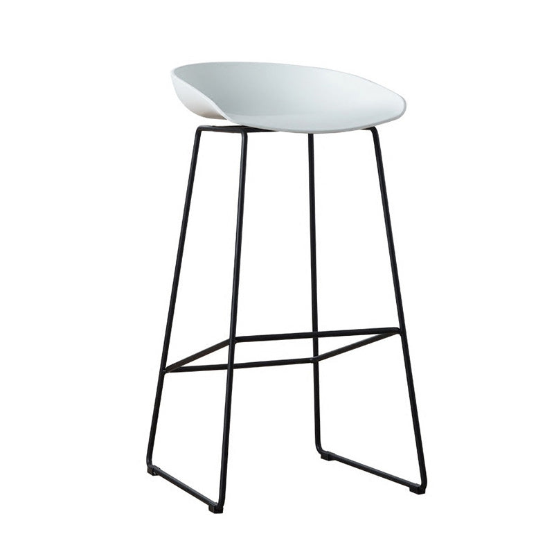Tabouret de bar en plastique de style Glam avec pieds en métal
