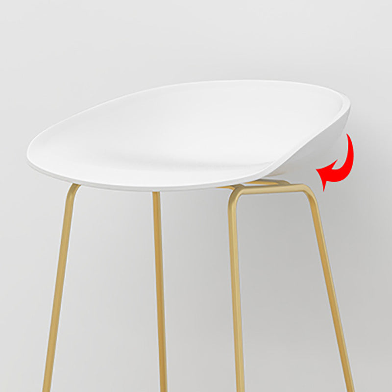 Tabouret de bar en plastique de style Glam avec pieds en métal