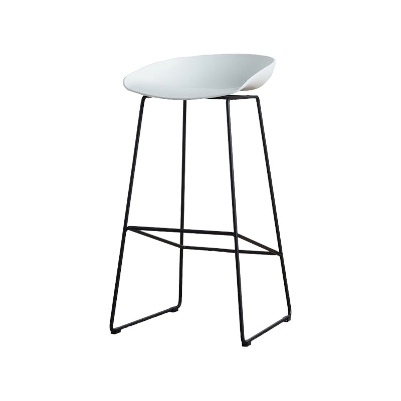 Tabouret de bar en plastique de style Glam avec pieds en métal