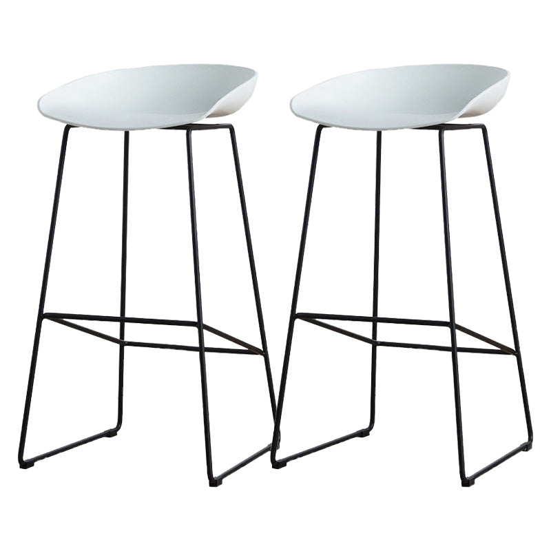 Tabouret de bar en plastique de style Glam avec pieds en métal