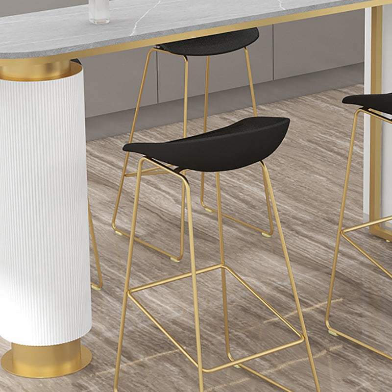 Tabouret de bar en plastique de style Glam avec pieds en métal