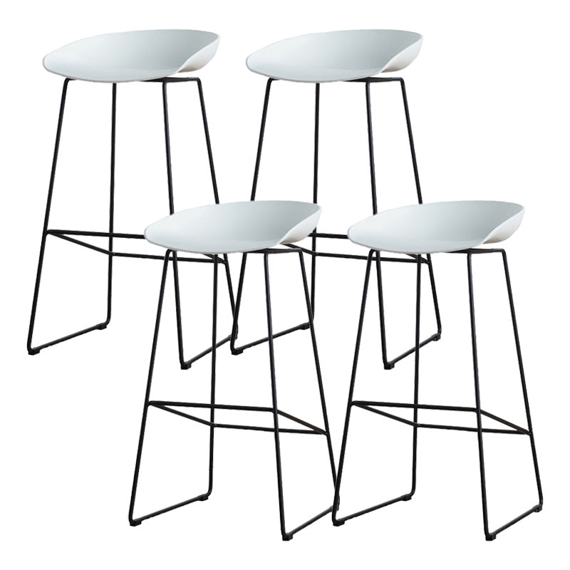 Tabouret de bar en plastique de style Glam avec pieds en métal