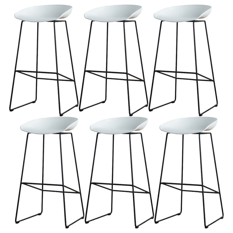 Tabouret de bar en plastique de style Glam avec pieds en métal