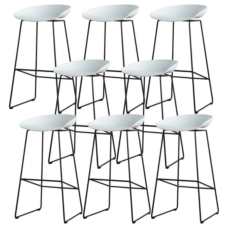 Tabouret de bar en plastique de style Glam avec pieds en métal