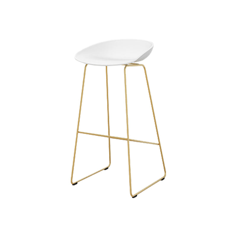 Tabouret de bar en plastique de style Glam avec pieds en métal