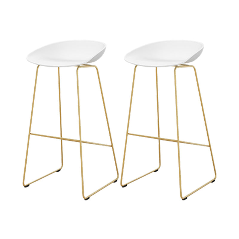 Tabouret de bar en plastique de style Glam avec pieds en métal