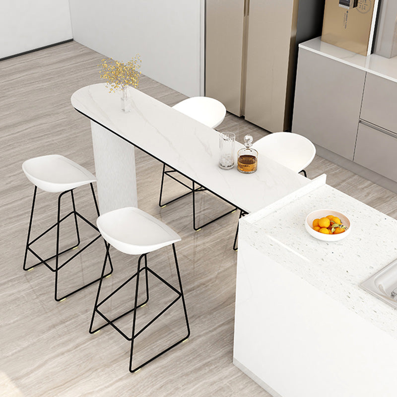 Tabouret de bar en plastique de style Glam avec pieds en métal