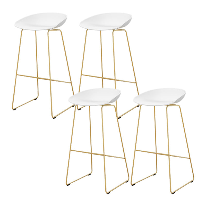 Tabouret de bar en plastique de style Glam avec pieds en métal