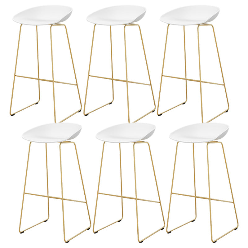 Tabouret de bar en plastique de style Glam avec pieds en métal