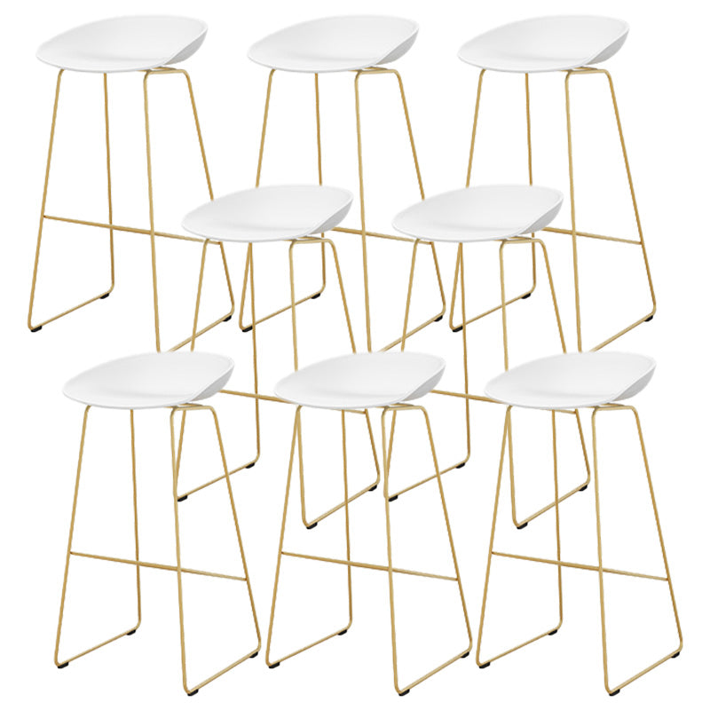 Tabouret de bar en plastique de style Glam avec pieds en métal