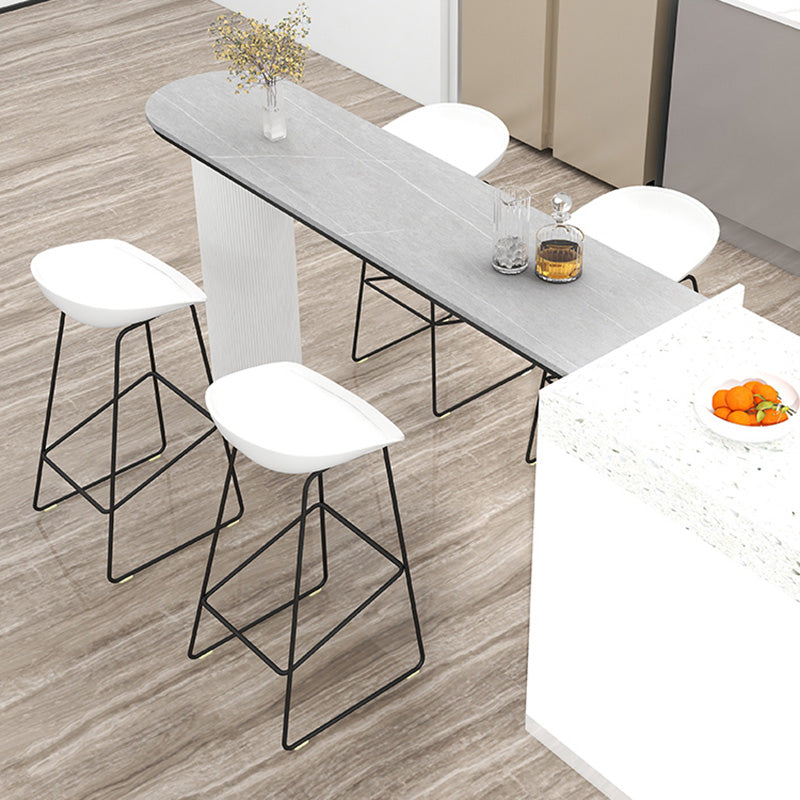 Tabouret de bar en plastique de style Glam avec pieds en métal