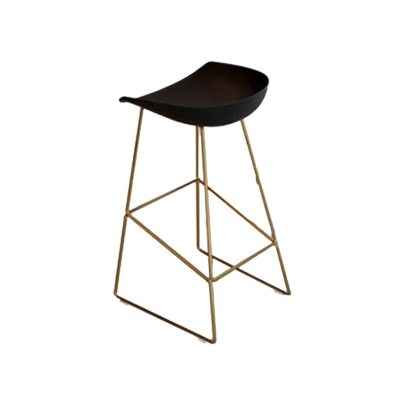 Tabouret de bar en plastique de style Glam avec pieds en métal
