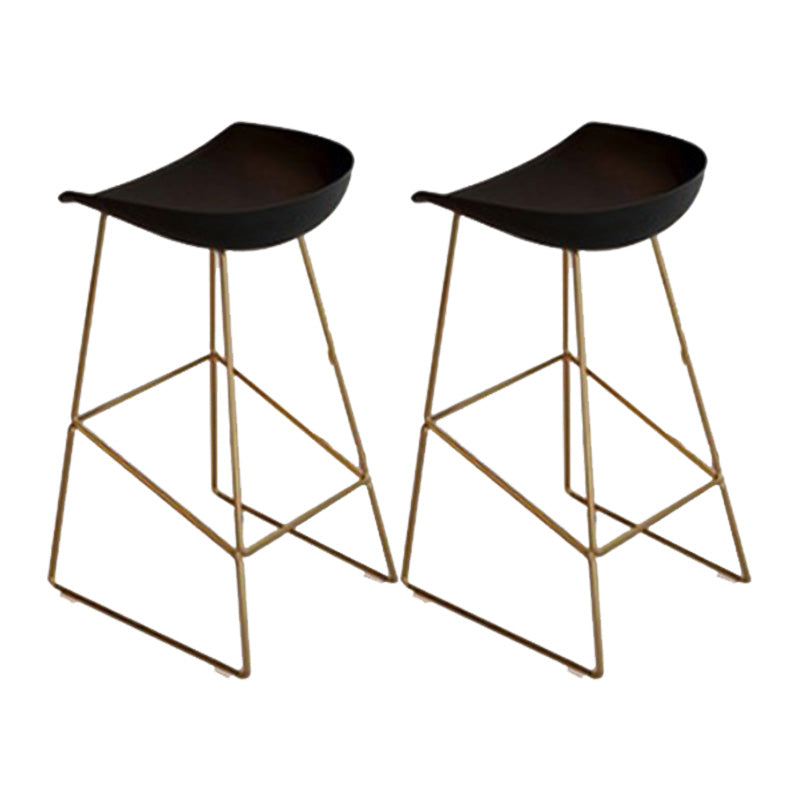 Tabouret de bar en plastique de style Glam avec pieds en métal