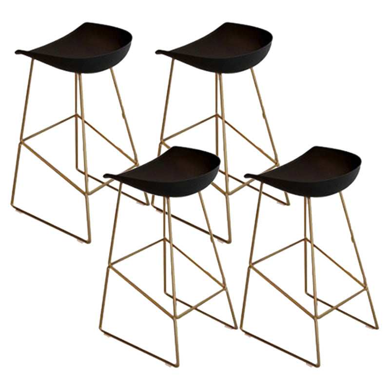 Tabouret de bar en plastique de style Glam avec pieds en métal