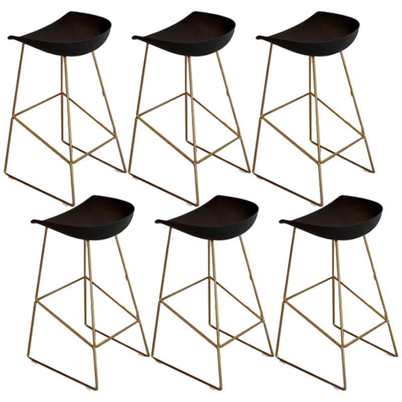 Tabouret de bar en plastique de style Glam avec pieds en métal