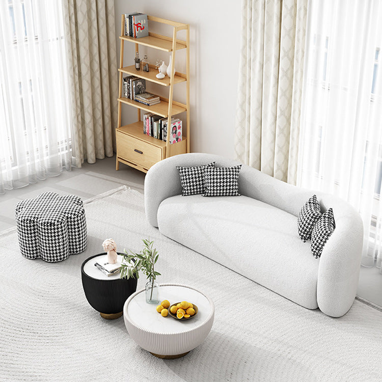 Canapé incurvé moderne dans un canapé de bras en pente en laine blanche avec oreillers