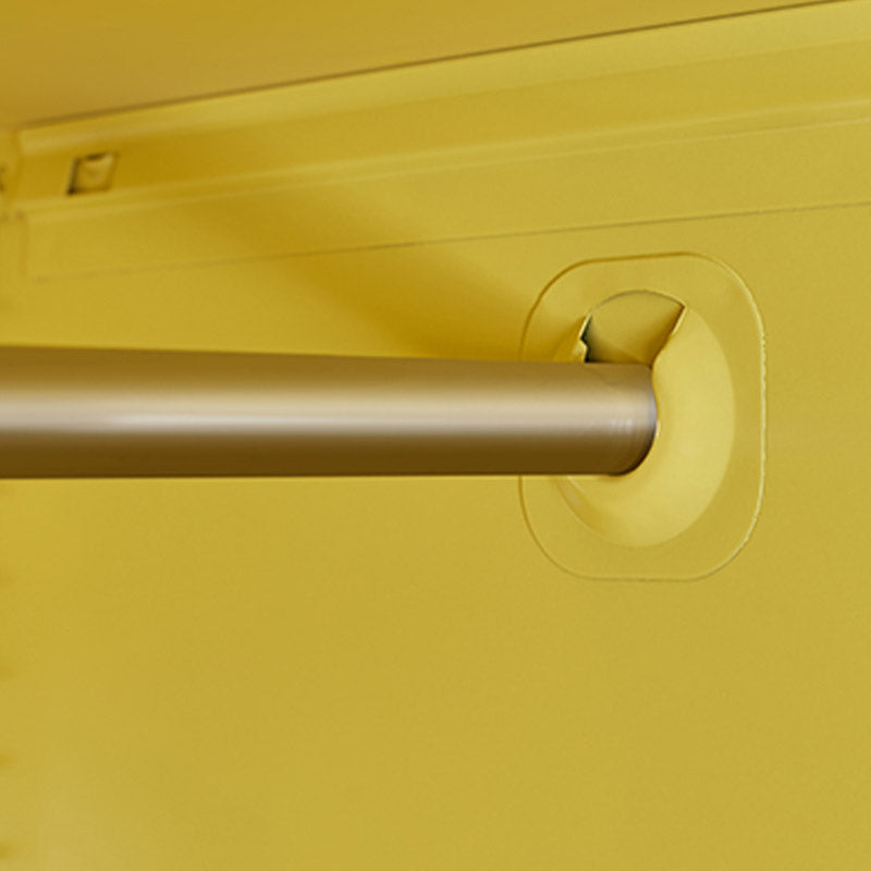 Armadio moderno del guardaroba con mensole regolabili in acciaio