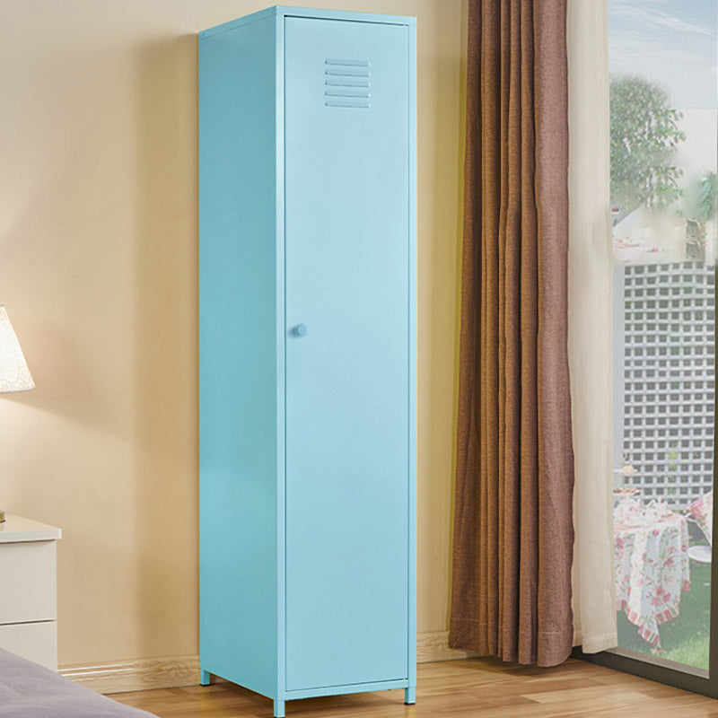 Armadio moderno del guardaroba con mensole regolabili in acciaio