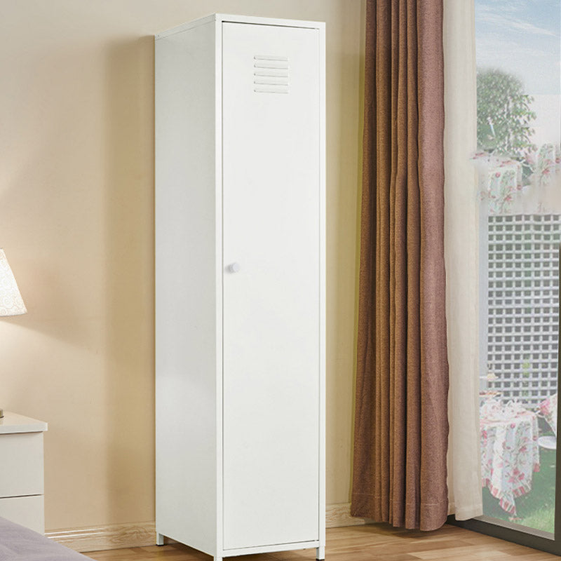 Armadio moderno del guardaroba con mensole regolabili in acciaio