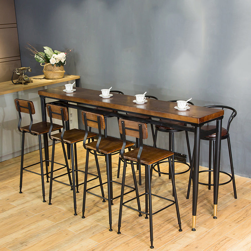 Table à hauteur de bar avec plateau en bois, pieds noirs et base en métal