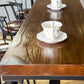 Table à hauteur de bar avec plateau en bois, pieds noirs et base en métal