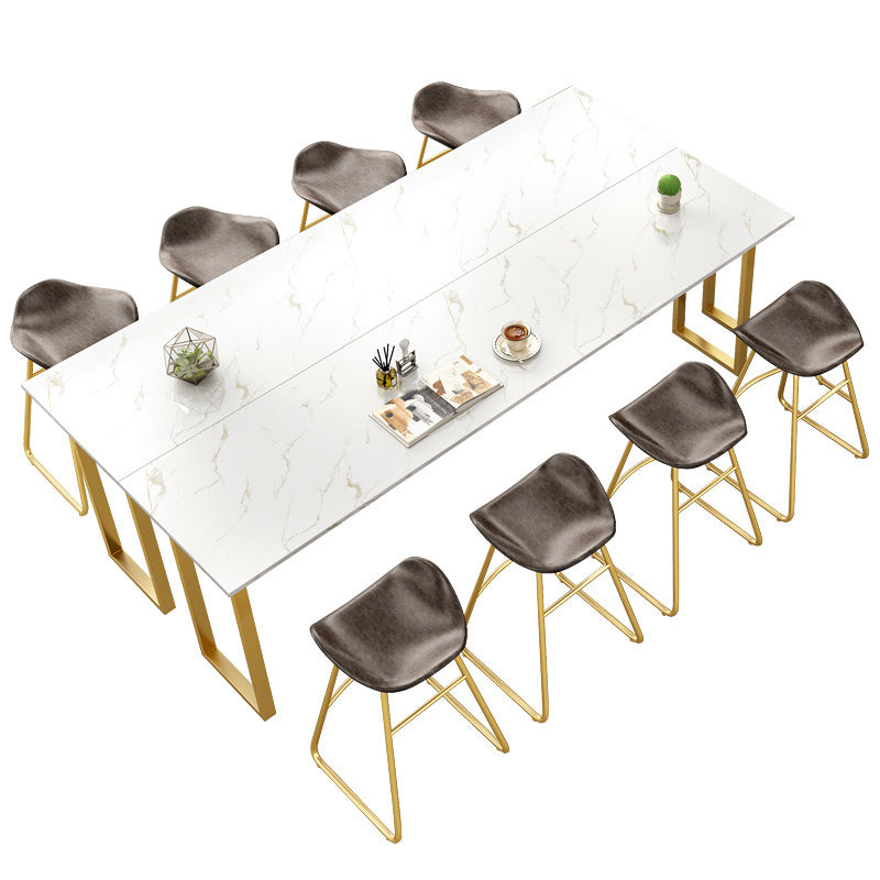 Moderne bartafel met faux marmeren blad en pubtafel voor gebruik op het terras