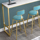 Moderne bartafel, cafétafel met imitatiemarmeren blad en gouden onderstel