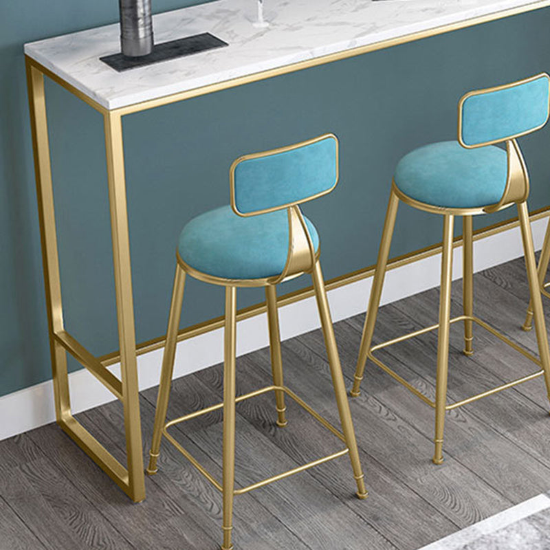 Moderne bartafel, cafétafel met imitatiemarmeren blad en gouden onderstel