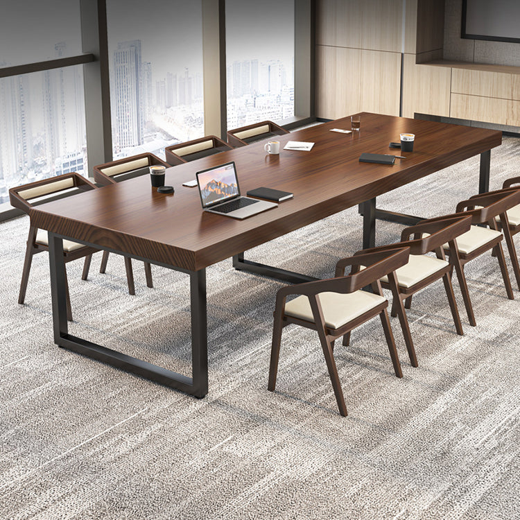 Scrivania rettangolare marrone da ufficio contemporaneo con gambe metalliche