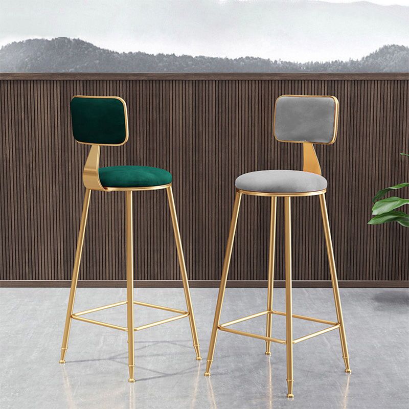 Samt-Barhocker im Glam-Stil, runder Barhocker mit goldenem Rahmen