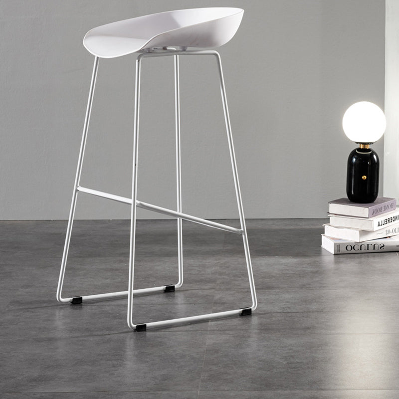 Taburetes de altura de mostrador de metal Glam con taburete de bar con reposapiés para interiores