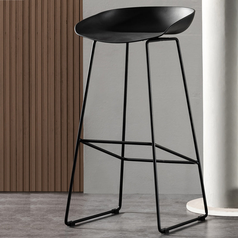 Taburetes de altura de mostrador de metal Glam con taburete de bar con reposapiés para interiores