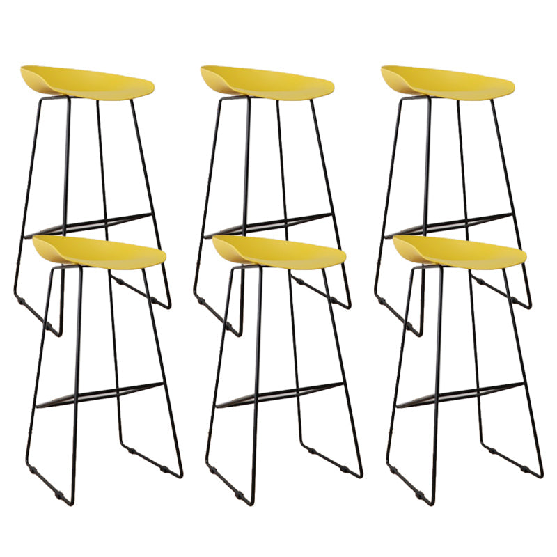 Taburetes de altura de mostrador de metal Glam con taburete de bar con reposapiés para interiores