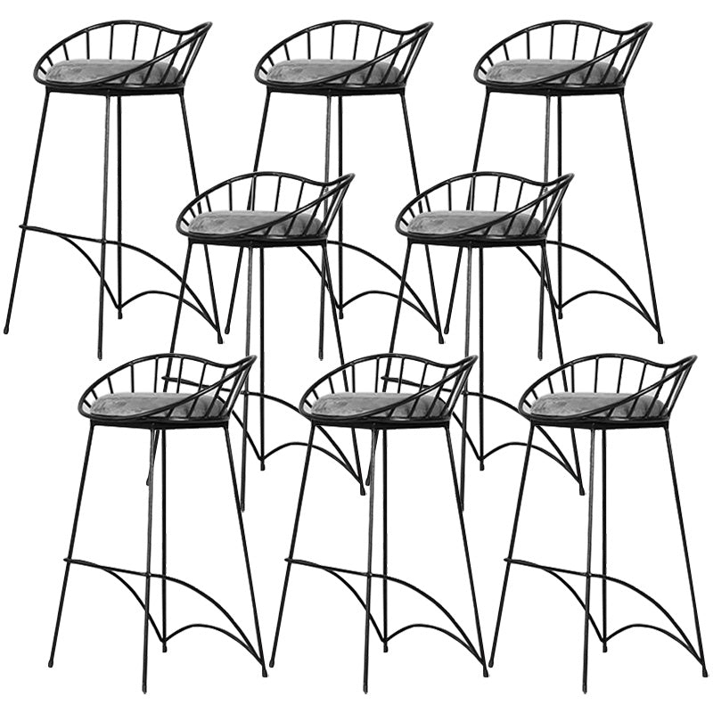 Zeitgenössische Thekenhocker aus Metall, niedrige schwarze Hocker für die Bar