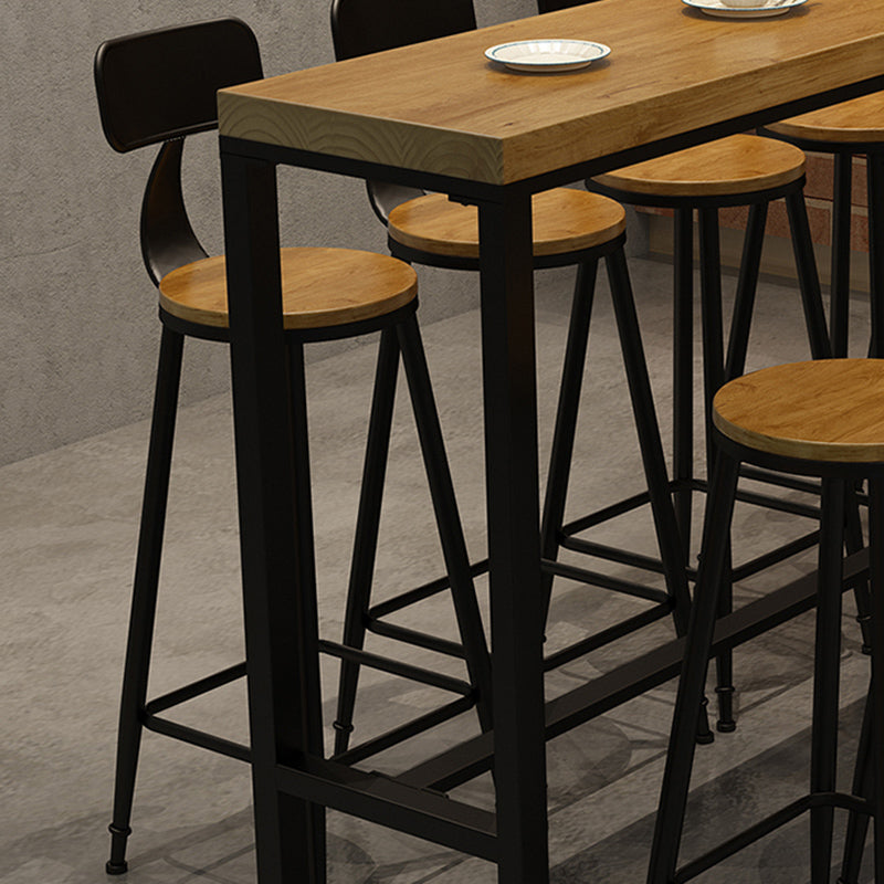 Industriële tafel op barhoogte Massief houten bartafel voor gebruik op het terras