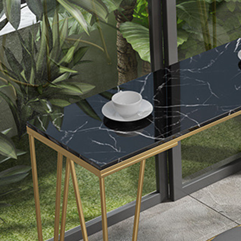 Table de pub de bistro moderne à hauteur de bar avec plateau en faux marbre et base dorée