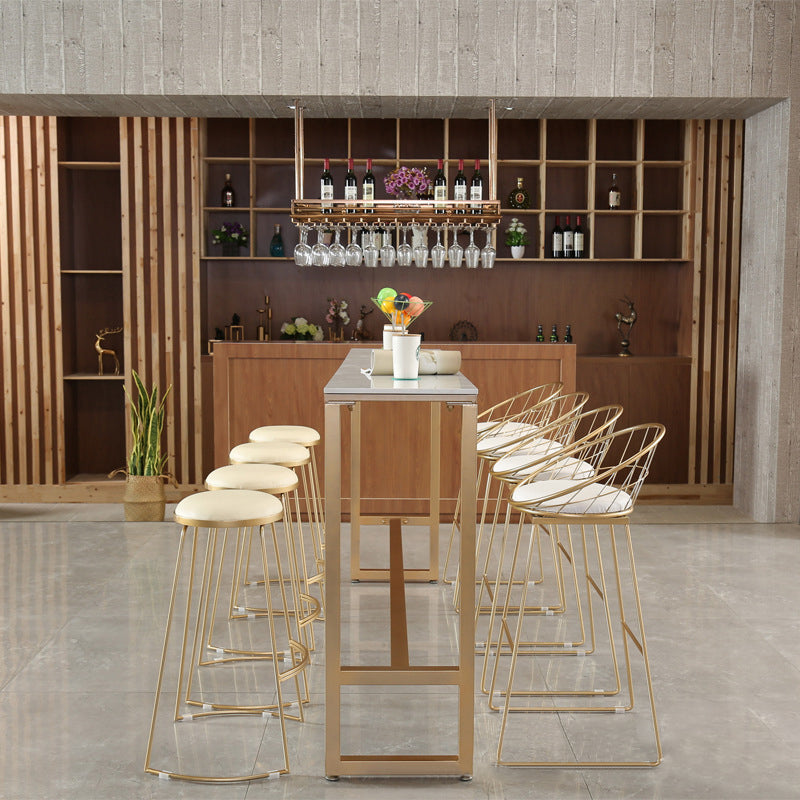 Moderner, barhoher Bistro-Bartisch mit Kunstmarmorplatte und goldenem Sockel