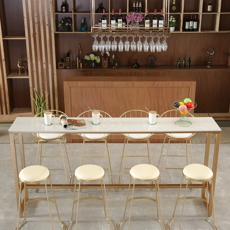 Moderner, barhoher Bistro-Bartisch mit Kunstmarmorplatte und goldenem Sockel