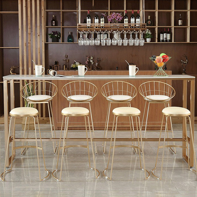 Moderner, barhoher Bistro-Bartisch mit Kunstmarmorplatte und goldenem Sockel