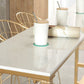 Moderner, barhoher Bistro-Bartisch mit Kunstmarmorplatte und goldenem Sockel