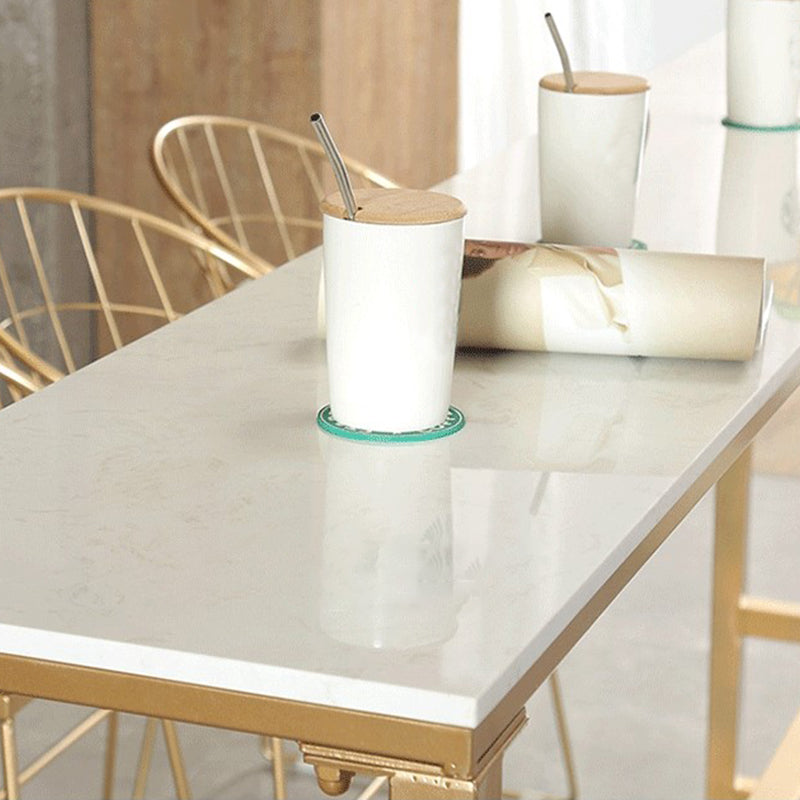 Moderner, barhoher Bistro-Bartisch mit Kunstmarmorplatte und goldenem Sockel
