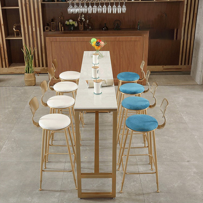 Moderner, barhoher Bistro-Bartisch mit Kunstmarmorplatte und goldenem Sockel