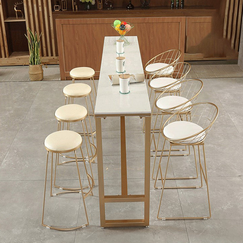 Moderner, barhoher Bistro-Bartisch mit Kunstmarmorplatte und goldenem Sockel
