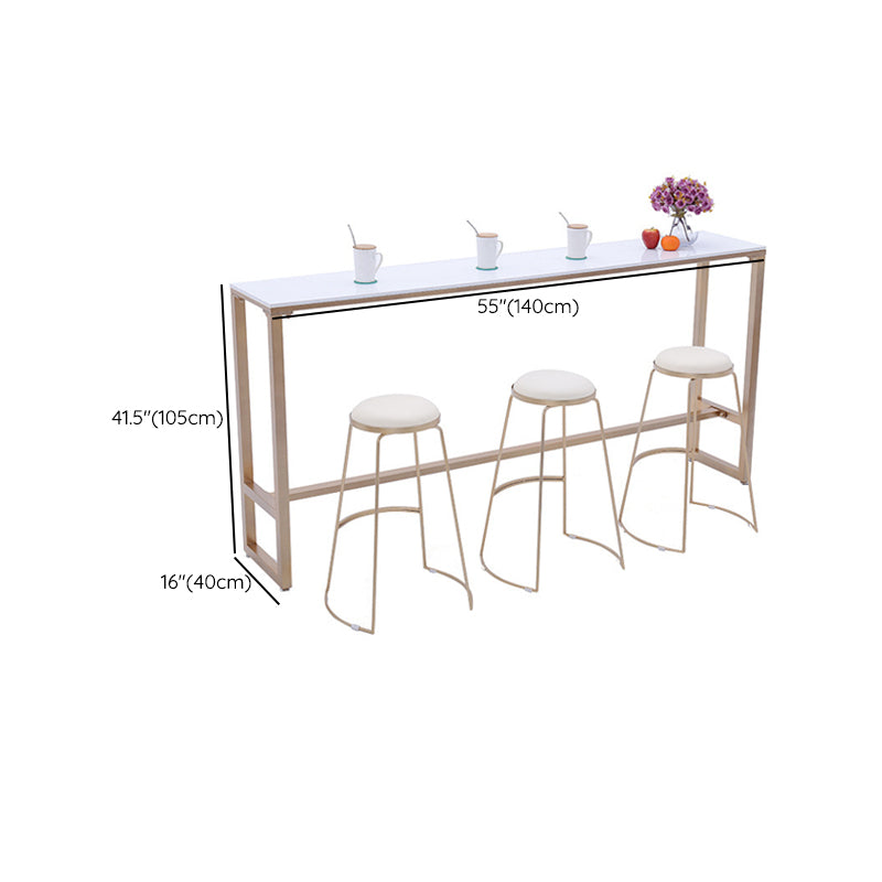 Moderner, barhoher Bistro-Bartisch mit Kunstmarmorplatte und goldenem Sockel
