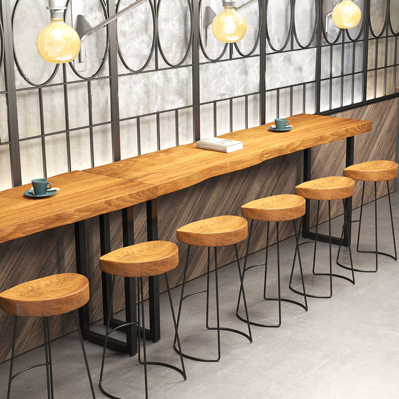 Tavolo industriale da bar con piano in legno massello, tavolo da pub bistrot con base nera